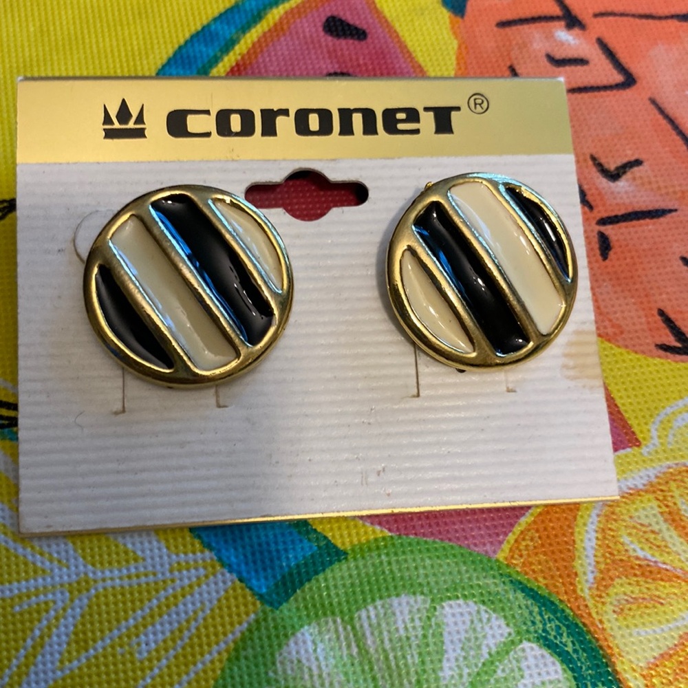 Coronet button earrings in gold black & white 1” new